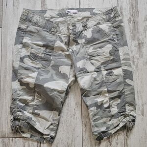 L.E.I. Camouflage Women's Cargo Shorts 20 Plus